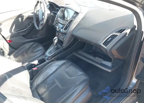 2018 Ford Focus Titanium z USA, uszkodzony, nr VIN 1FADP3N21JL262656